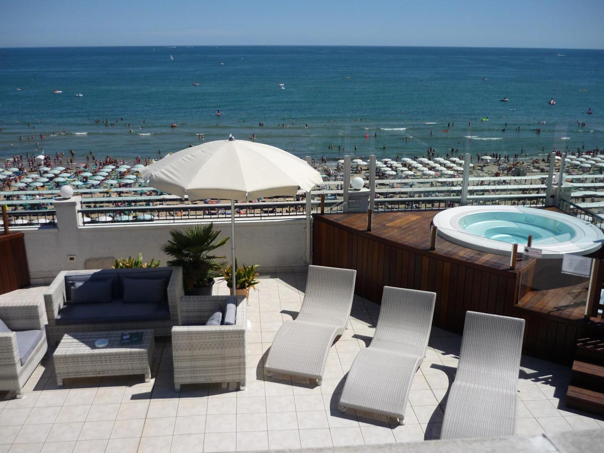 Hotel Ca' Bianca Riccione Exterior foto