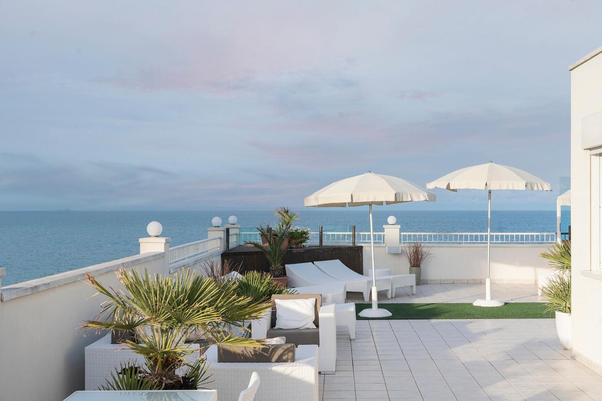 Hotel Ca' Bianca Riccione Exterior foto