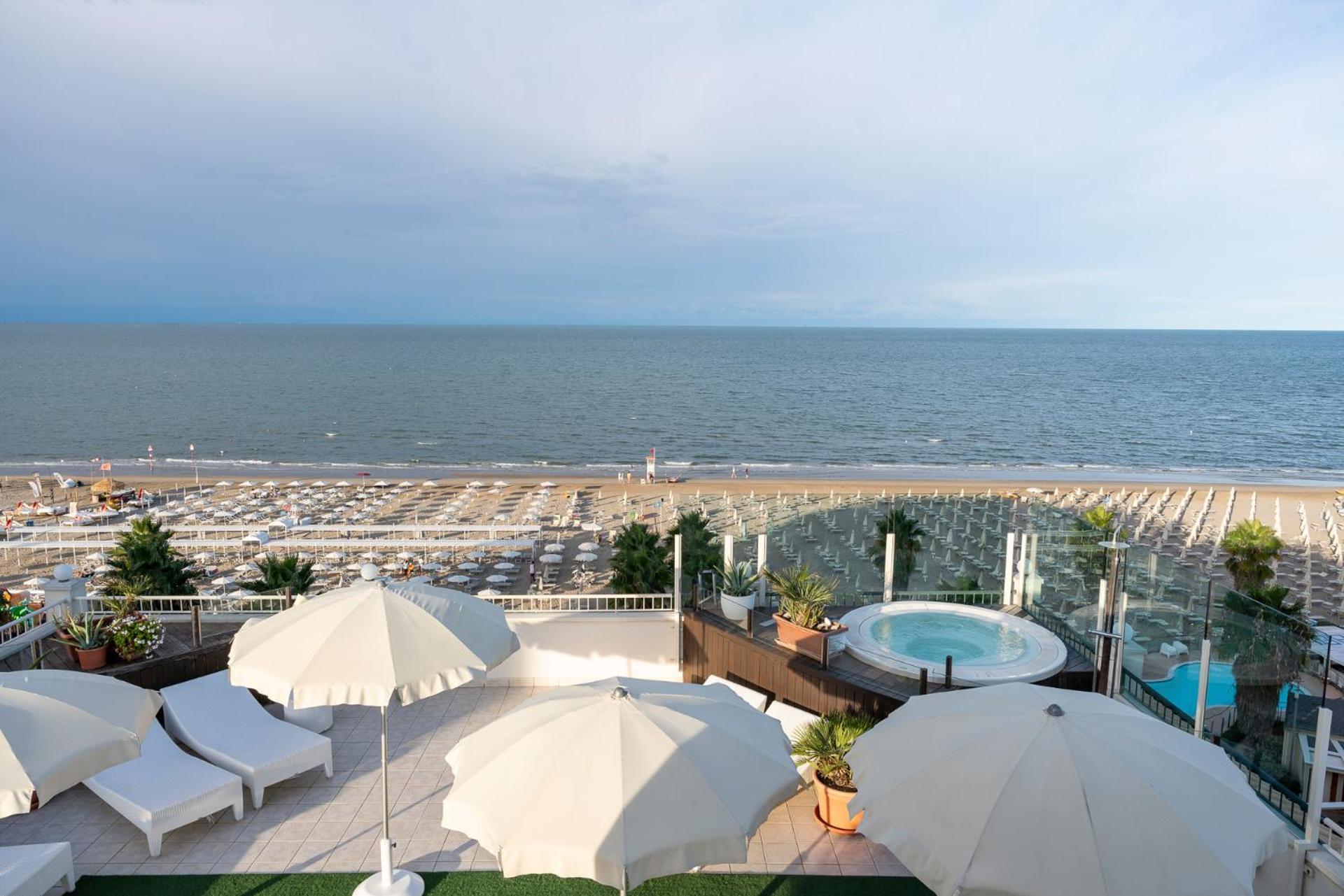 Hotel Ca' Bianca Riccione Exterior foto