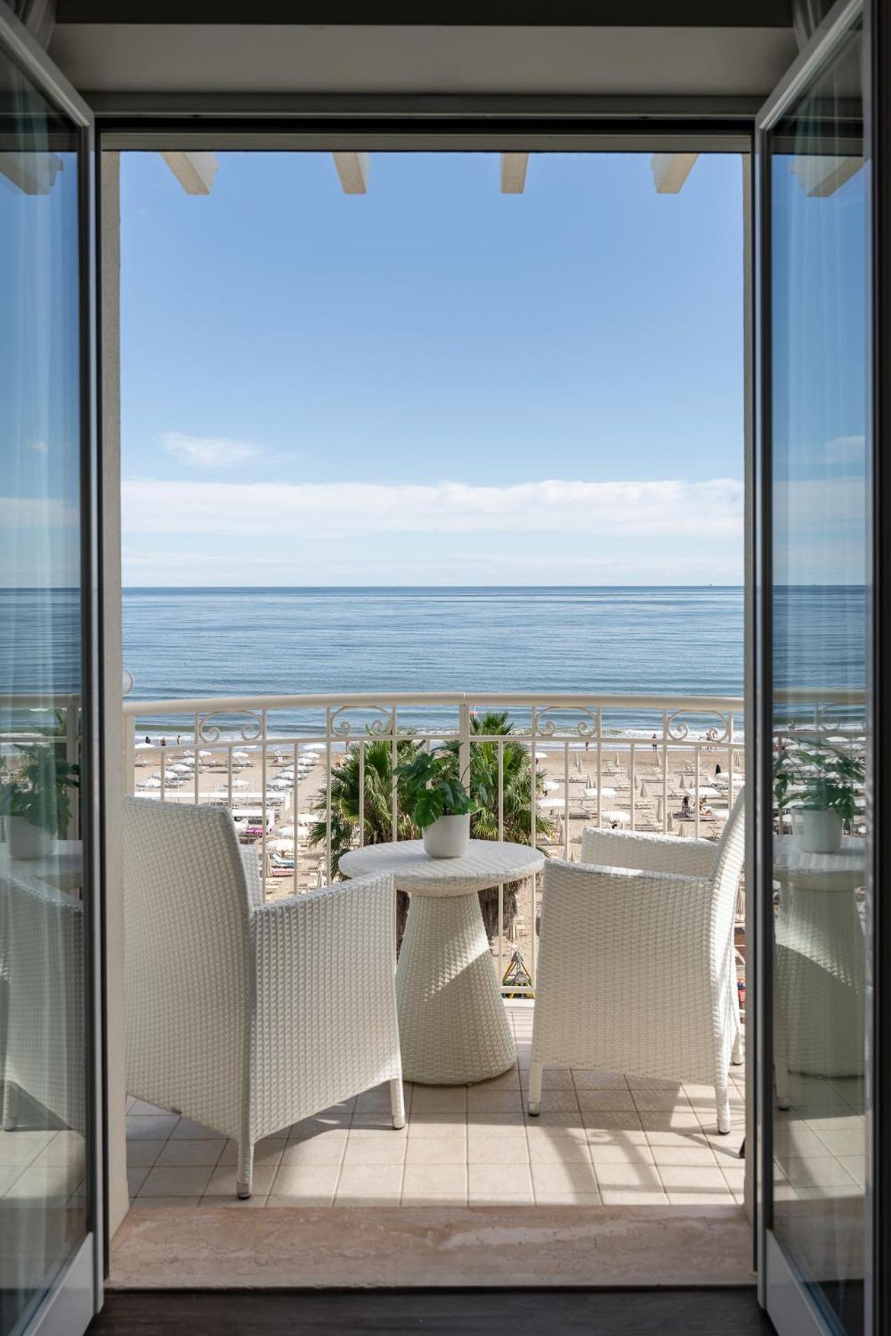 Hotel Ca' Bianca Riccione Exterior foto